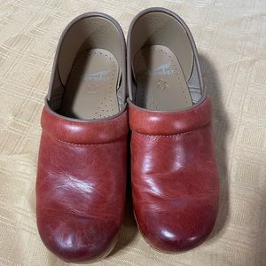 Excellent shape distressed red dansko